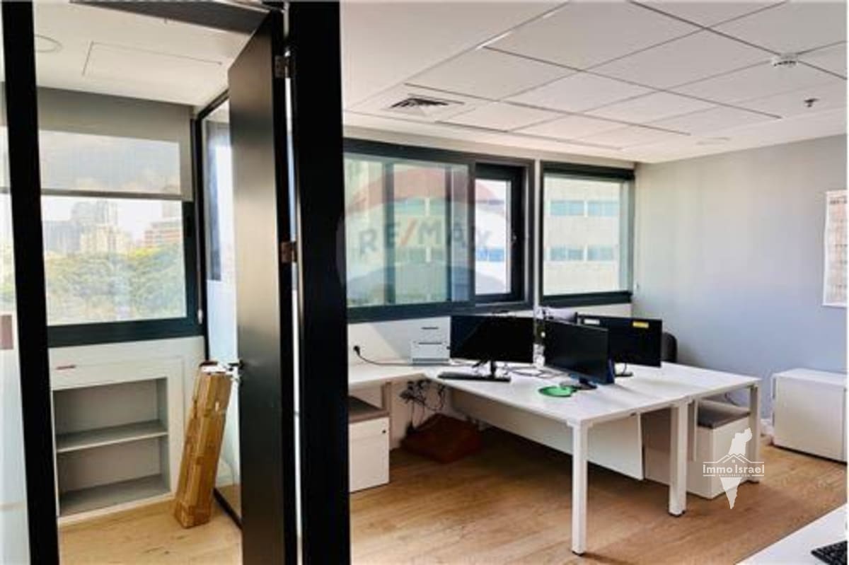 Office of 132 m² for Rent on She'erit Yisra'el Street, Tel Aviv-Yafo