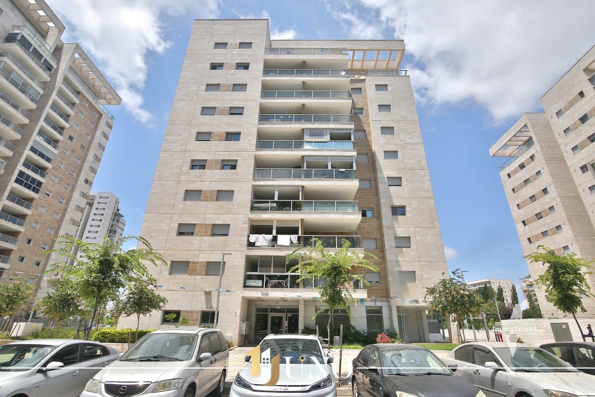 5-Room Apartment for Sale on Derech HaShalom, Acre