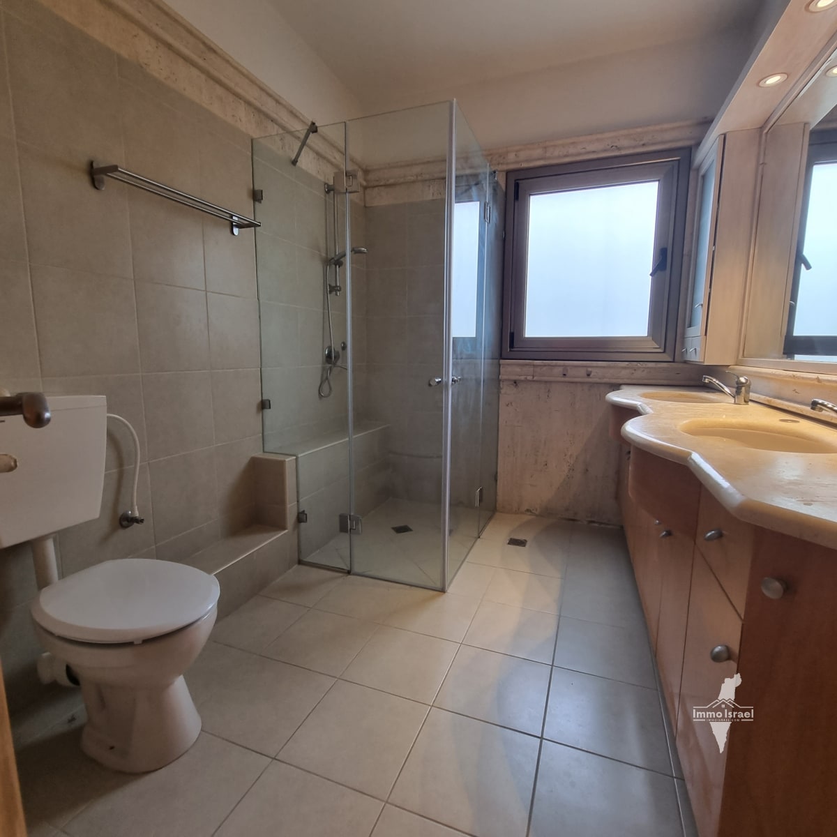 8-5-Room Villa for Sale in Neighborhood 7, Caesarea