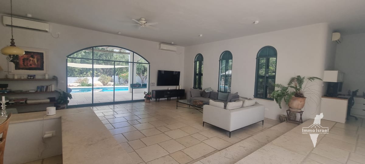 6.5-Room Villa for Sale in Neighborhood 10, Caesarea