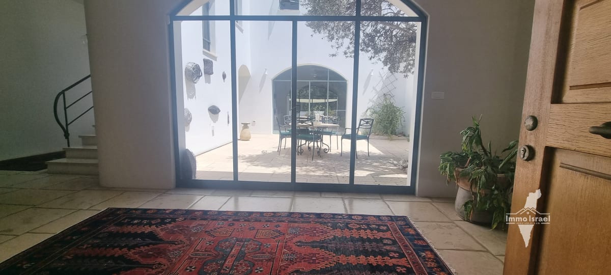 6.5-Room Villa for Sale in Neighborhood 10, Caesarea