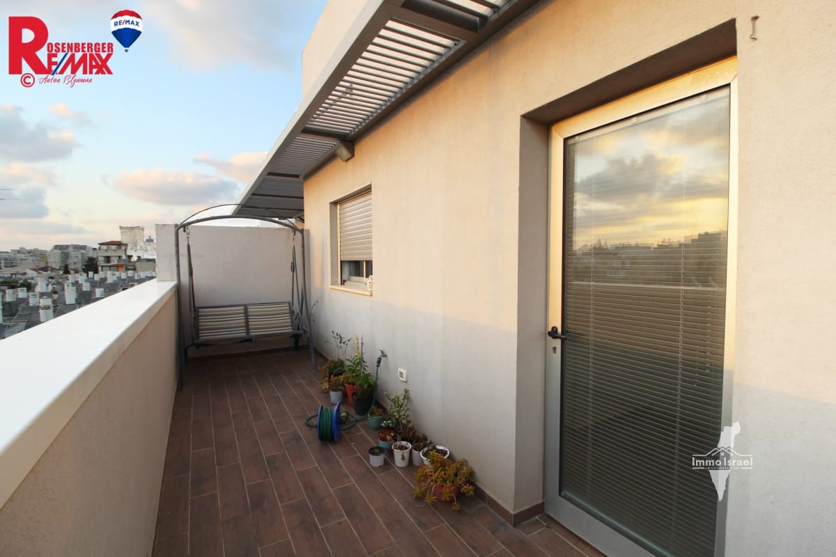 5-Room Rooftop Duplex for Sale on Saadia Gaon Street, Holon