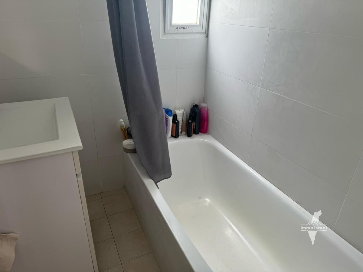 4-Room Apartment for Sale on Nakhalat Yitskhak, Tel Aviv-Yafo