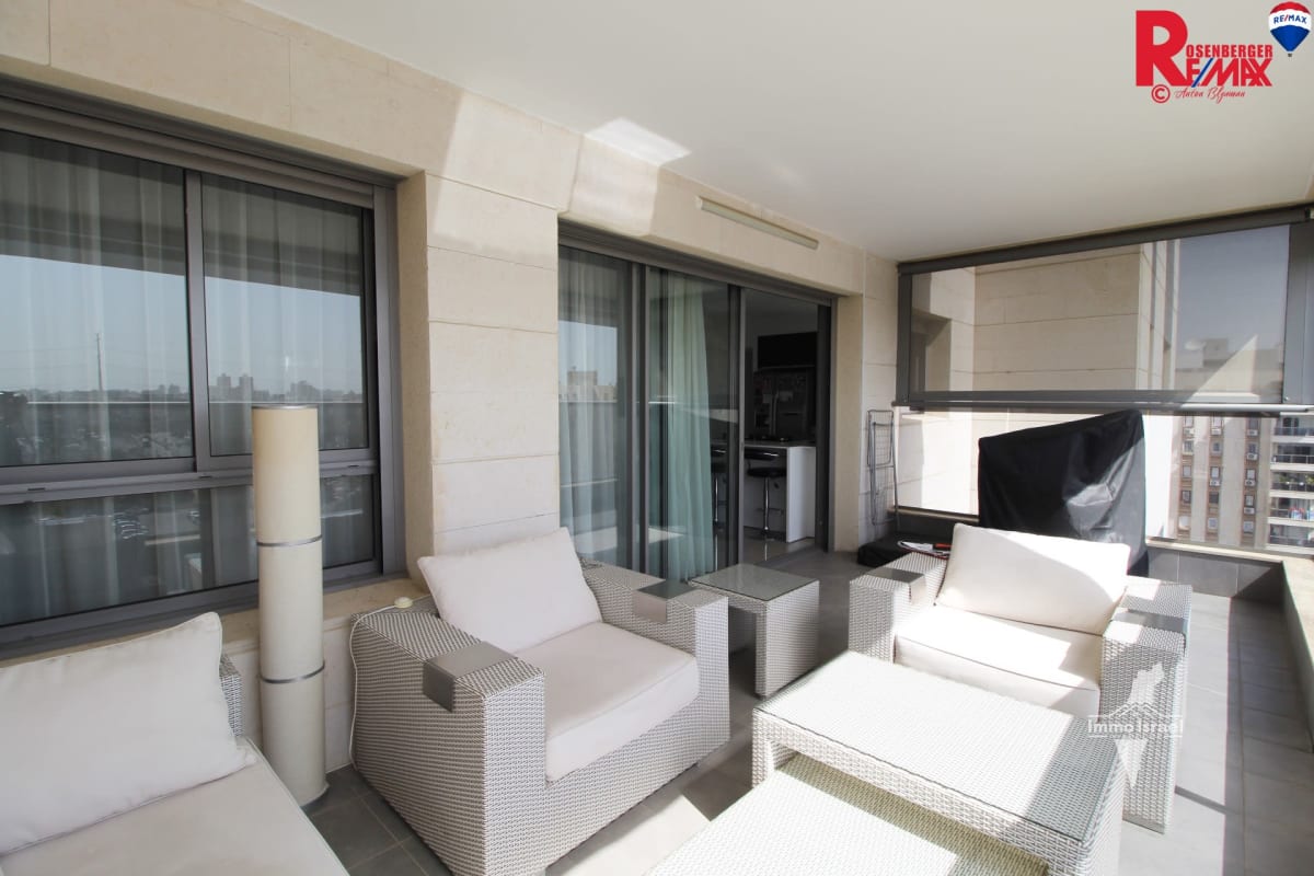 5.5-Room Apartment for Sale on Zevulun Hammer Street, Rishon LeTsiyon