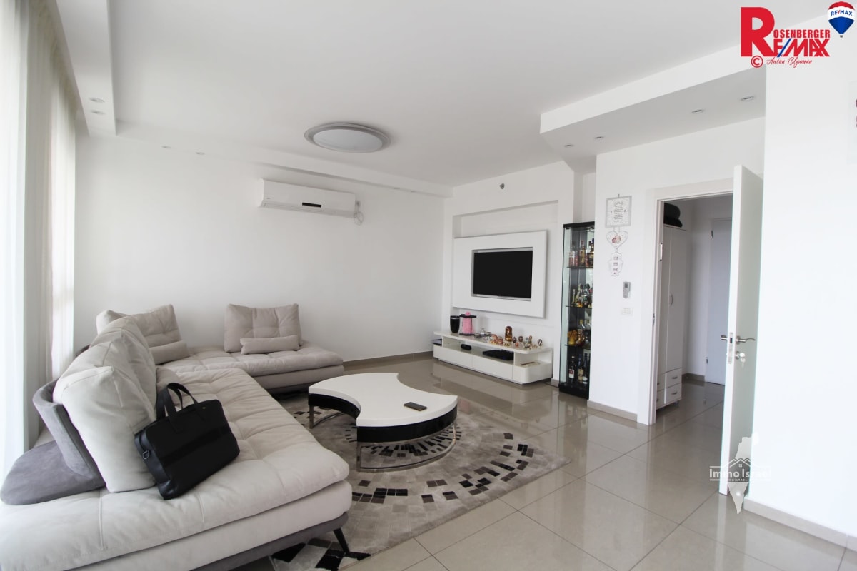 5.5-Room Apartment for Sale on Zevulun Hammer Street, Rishon LeTsiyon