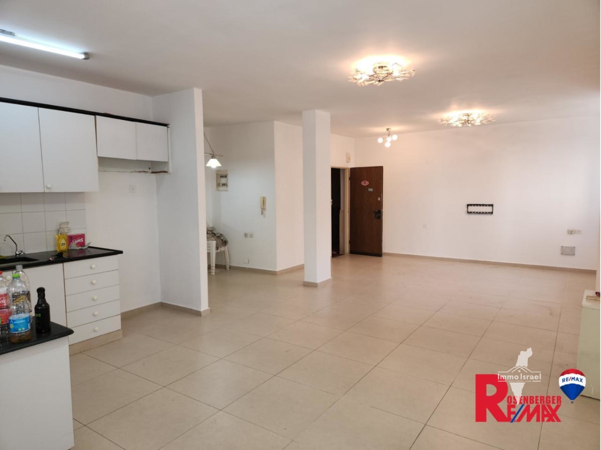 3.5-Room Apartment for Sale on Rabi Yosef Karo Street, Rishon LeTsiyon