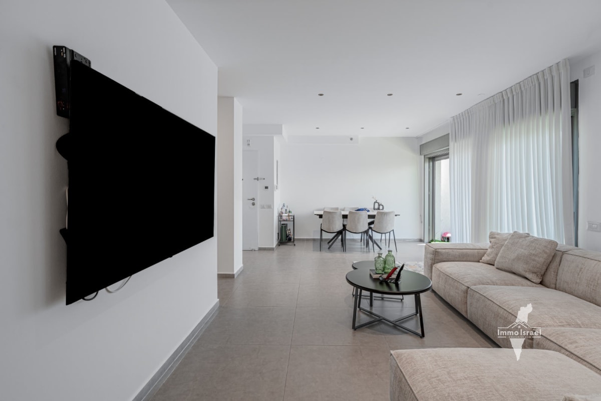 4-Room Penthouse for Sale on Yiftakh Street, Tel Aviv-Yafo