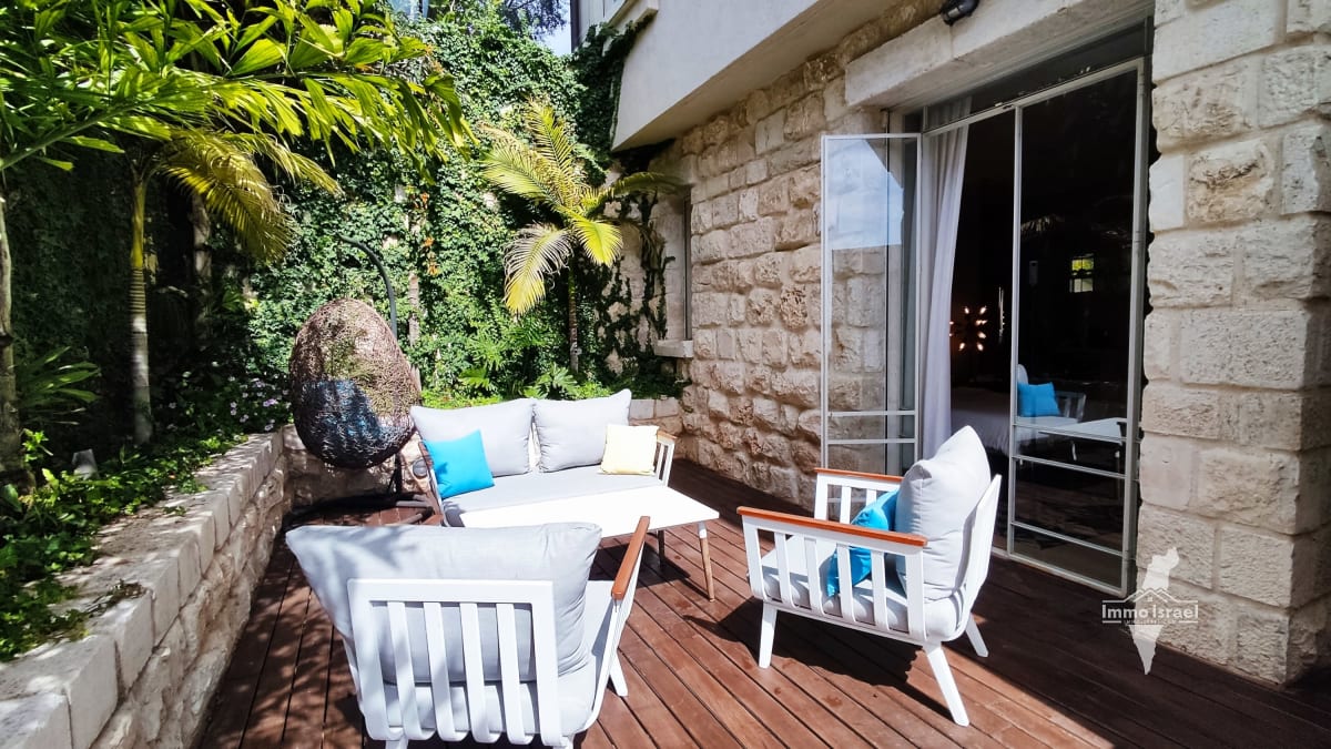 8-Room Vacation Villa for Sale on Nof ha-Galil Street, Safed