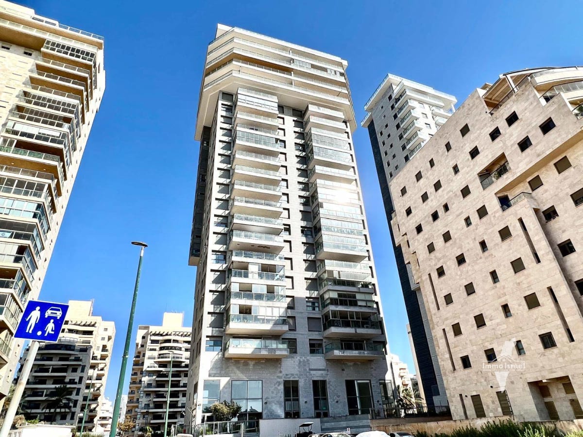 6-Room Apartment for Sale on Bnei Binyamin Street, Netanya