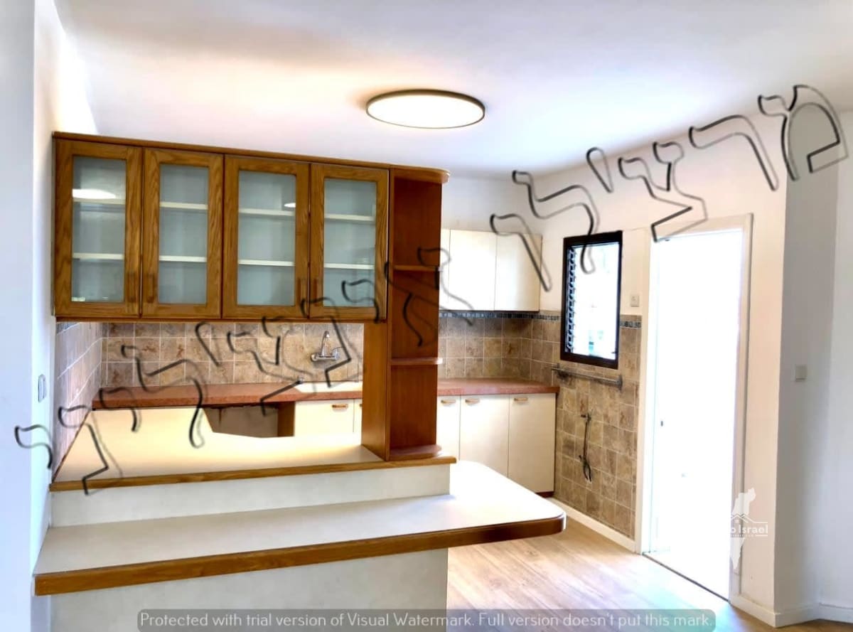 6-Room Penthouse for Sale on Uri Tsvi Grinberg Street, Holon