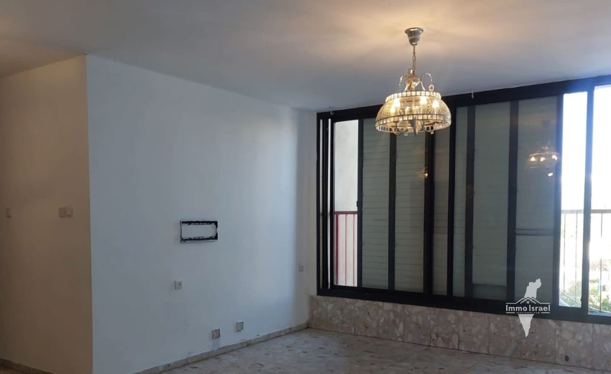 5-Room Apartment for Rent on Uri Zvi Greenberg Street, Holon