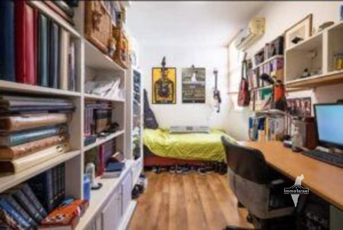 4.5-Room Apartment for Rent on Rehov Tagore, Tel Aviv-Yafo