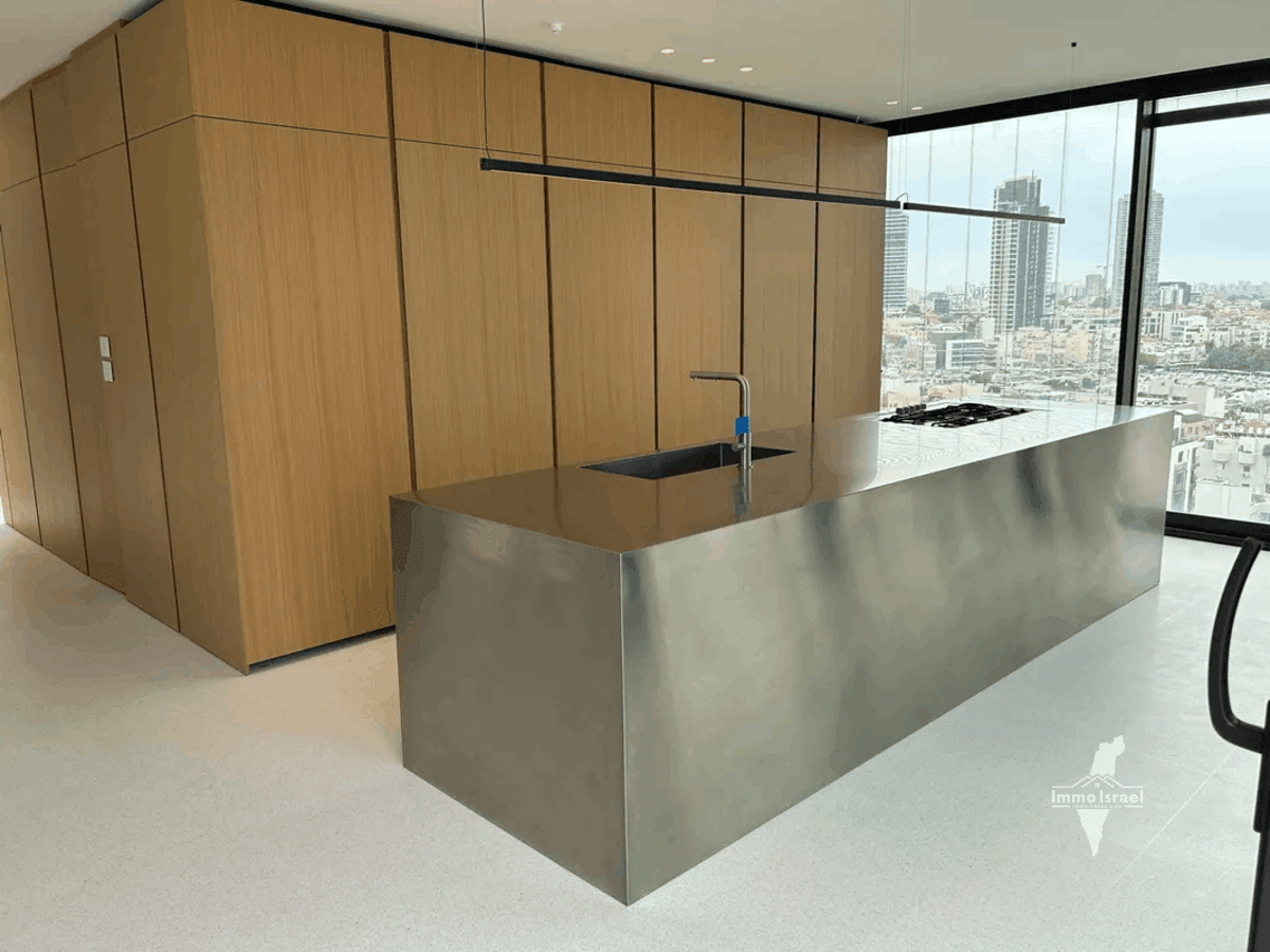 Penthouse for Sale in the Kerem Hateimanim Neighborhood, Tel Aviv-Yafo