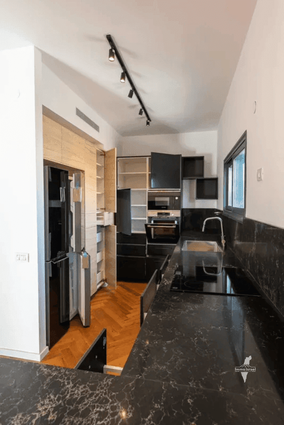 5-Room Penthouse for Sale on Ge'ula, Kerem Hateimanim, Tel Aviv-Yafo