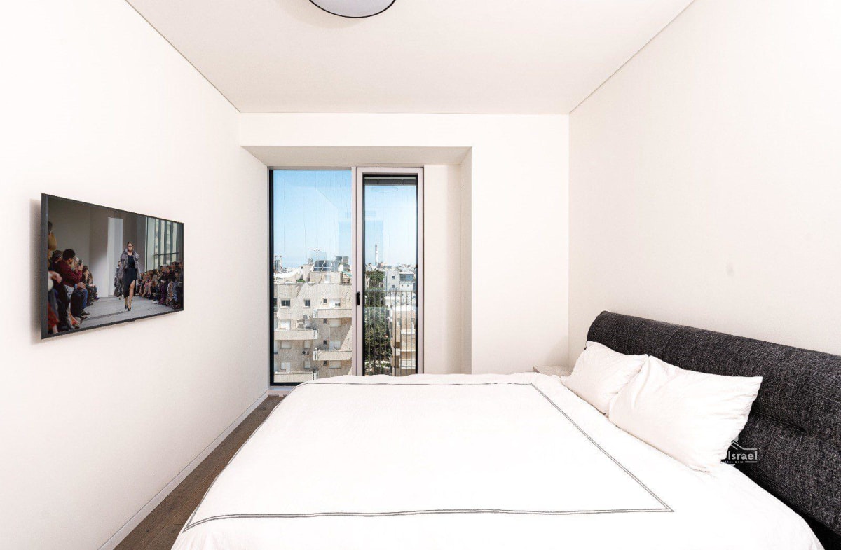 4.5-Room Apartment for Sale on Arlozorov Street, Tel Aviv-Yafo