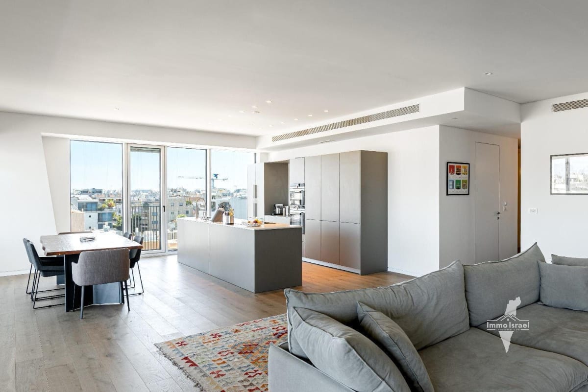 4.5-Room Apartment for Sale on Arlozorov Street, Tel Aviv-Yafo