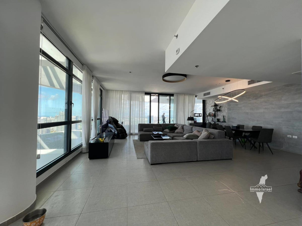 4-Room Mini Penthouse for Sale on Derech Menachem Begin, Tel Aviv