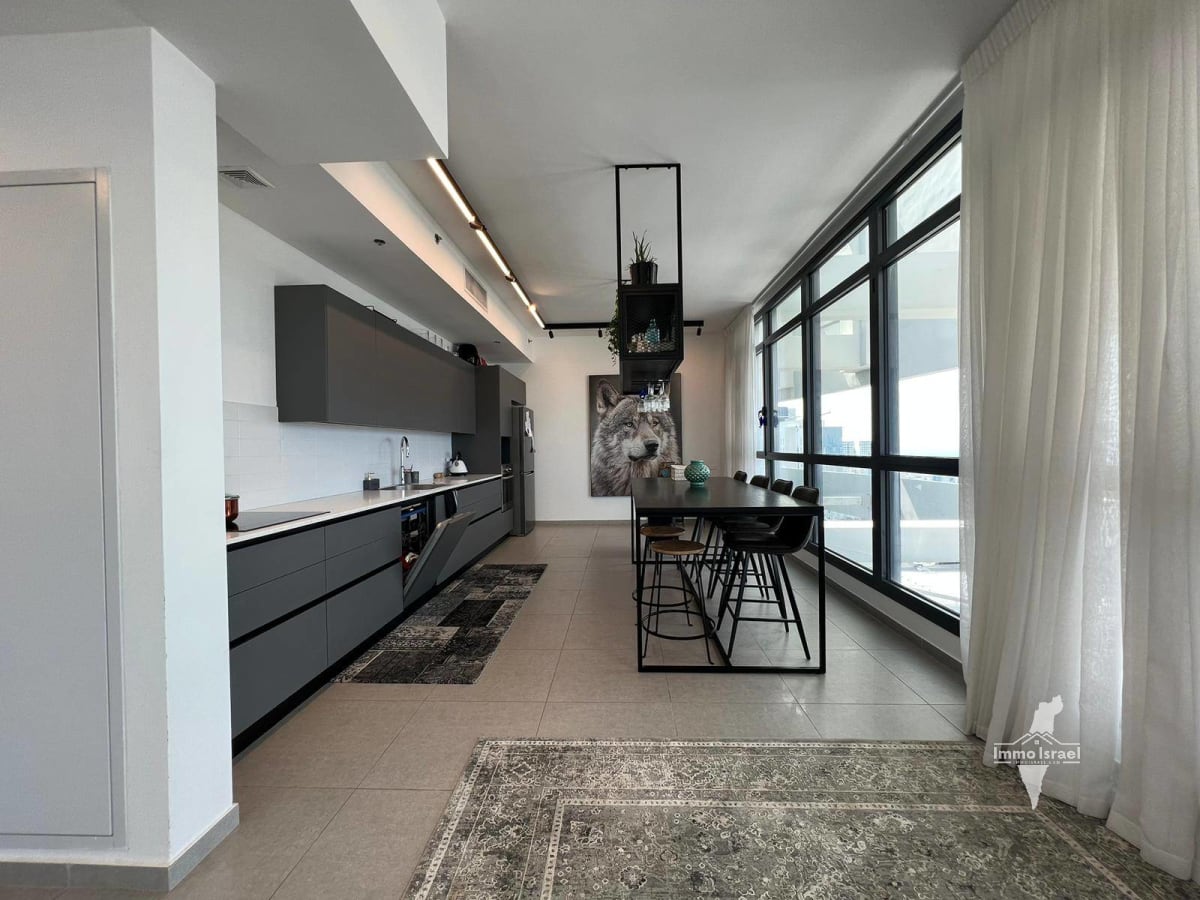 4-Room Mini Penthouse for Sale on Derech Menachem Begin, Tel Aviv