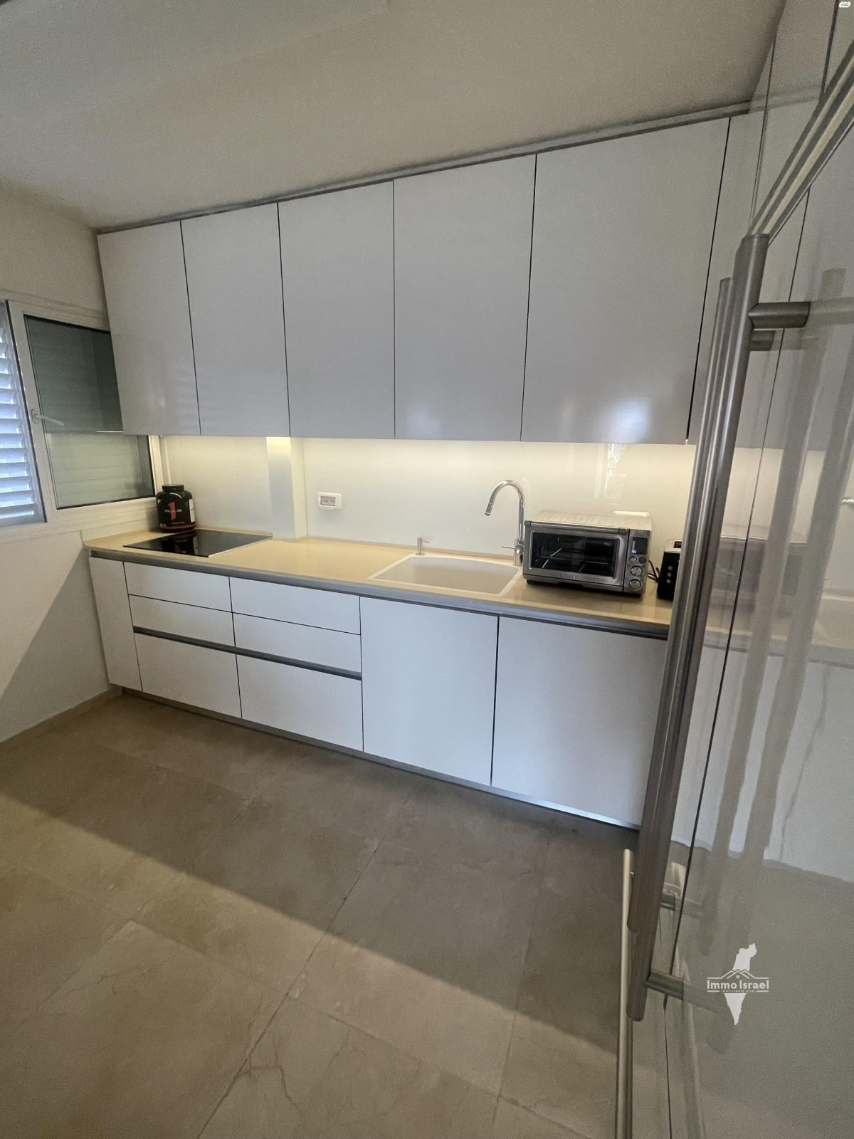 4-Room Apartment for Rent on Avraham Boyer Street, Tel Aviv