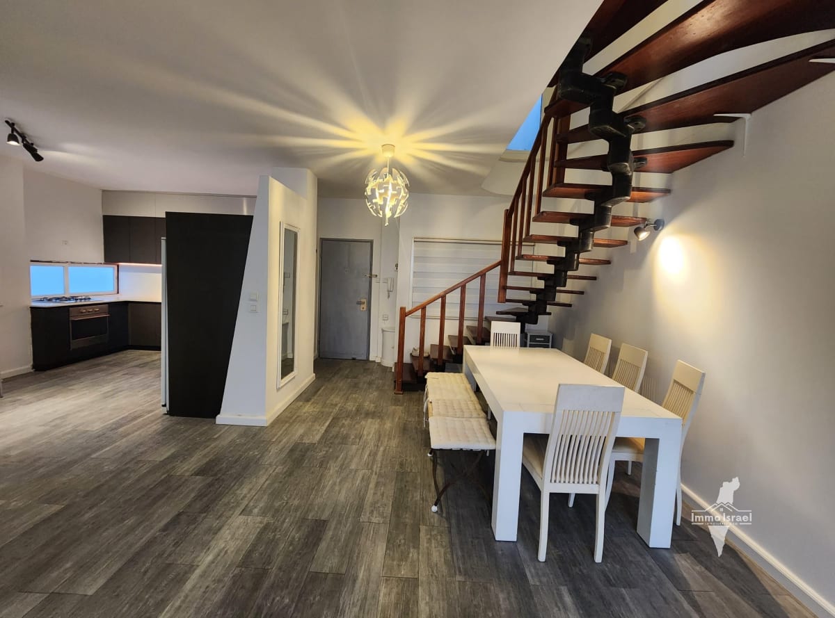 3-Room Duplex for Rent on Kaf Gimel Yordei ha-Sira Street, Tel Aviv
