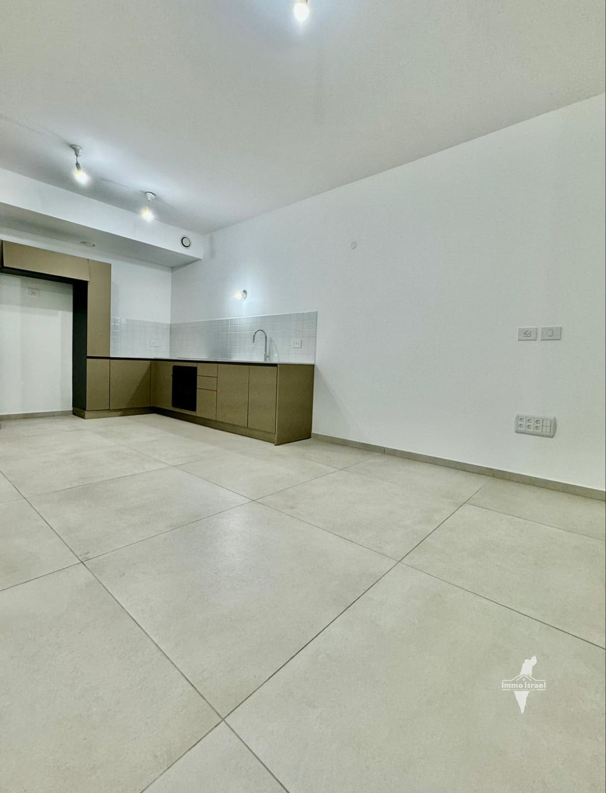 2-Room Apartment for Rent on Ahad Ha'Am Street, Tel Aviv-Yafo