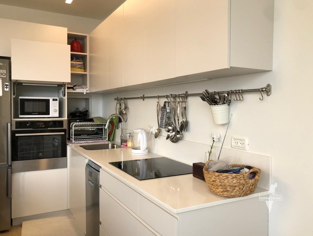 3.5-Room Apartment for Rent on Zeev Jabotinsky Street, Tel Aviv-Yafo