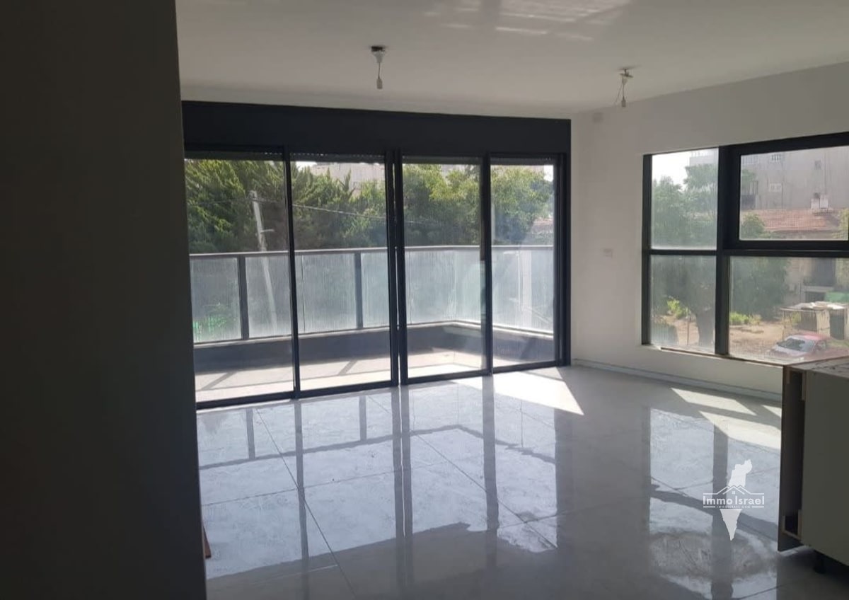 5-Room Apartment for Rent on Arlozorov Street, Bat Yam
