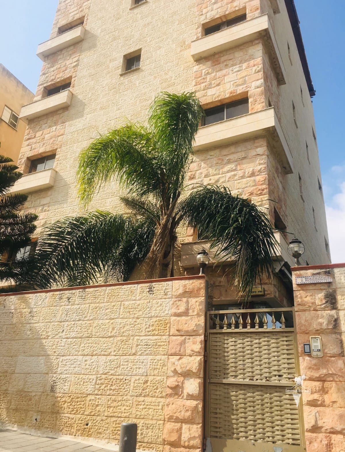 Residential Building for Rent on Crescas Street, Tel Aviv-Yafo
