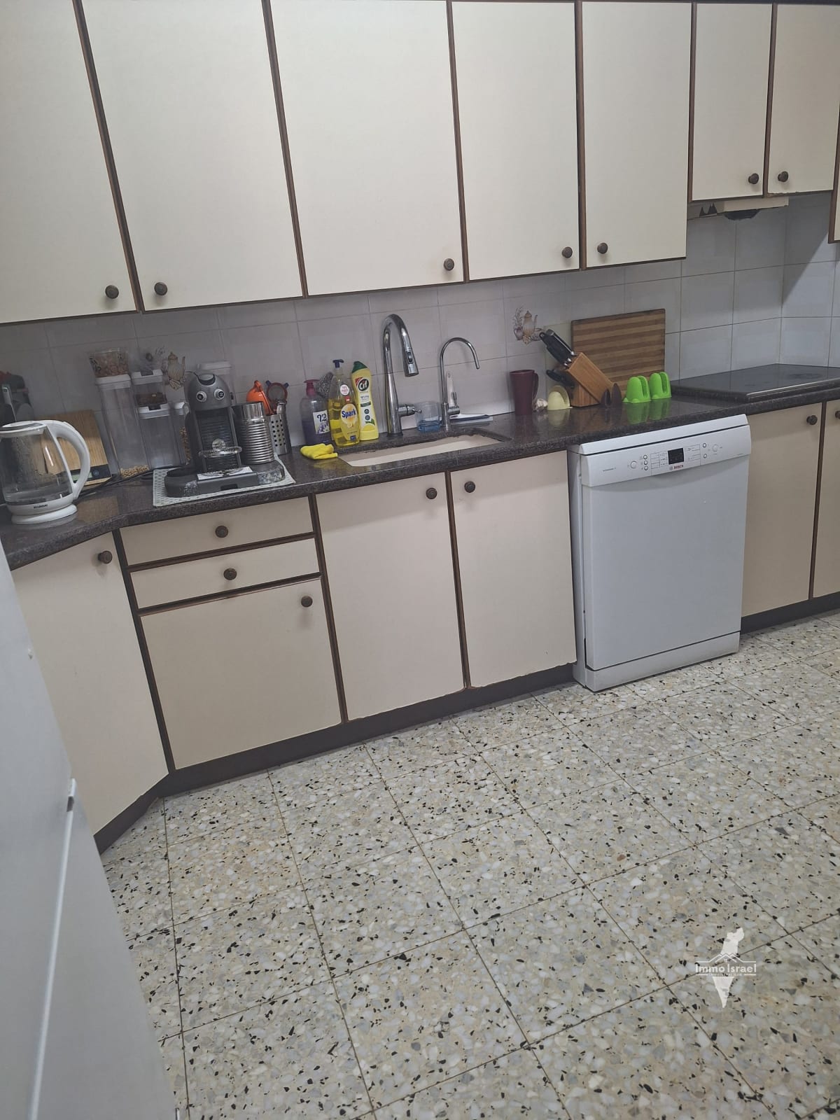 4-Room Apartment for Sale on HaPardes HaRishon, Rishon LeTsiyon