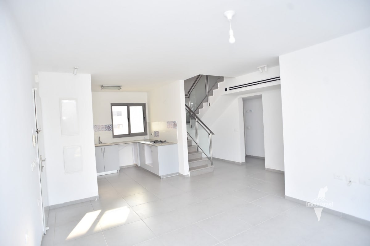 6-Room Duplex for Sale on Sarah Aharonson Street, Gedera