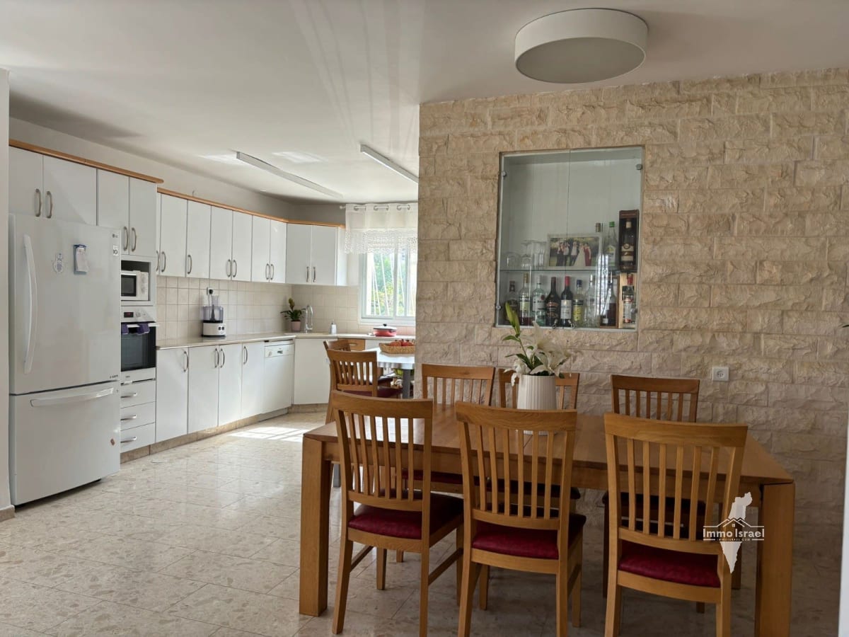 5-Room Cottage for Sale on Ibei ha-Nakhal Street, Ma'ale Adumim