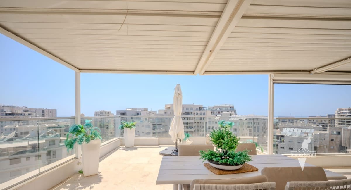 4-room mini penthouse for sale on Sderot Levi Eshkol, Tel Aviv