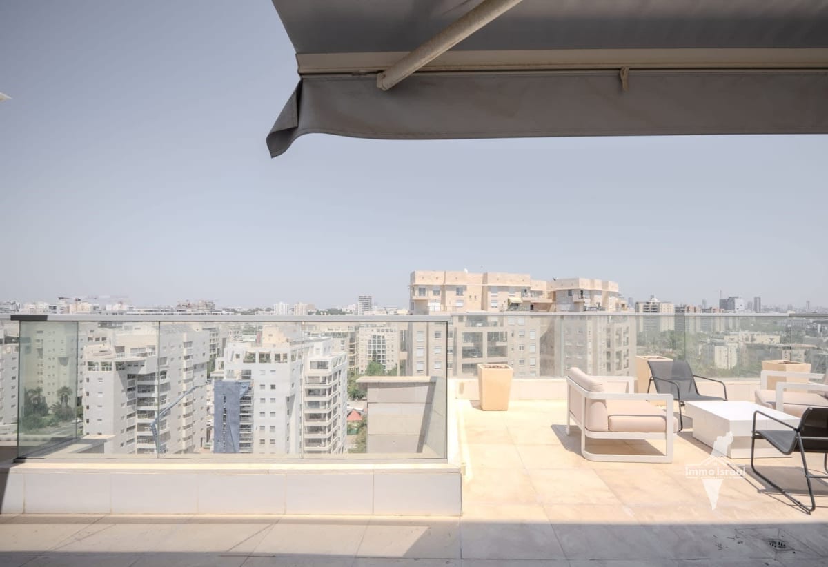 4-room mini penthouse for sale on Sderot Levi Eshkol, Tel Aviv