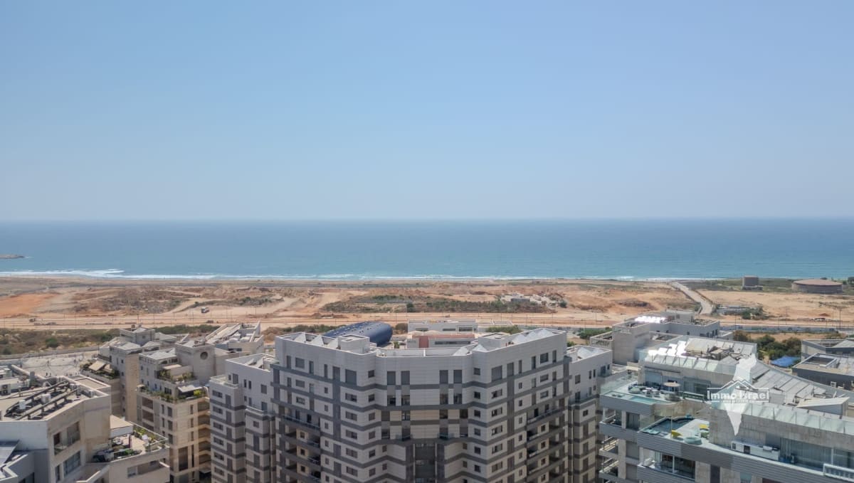 4-room mini penthouse for sale on Sderot Levi Eshkol, Tel Aviv