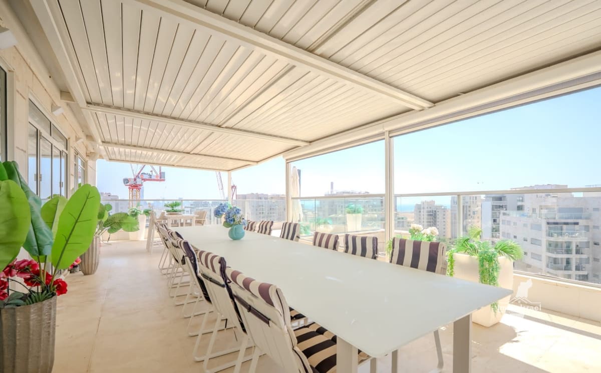 4-room mini penthouse for sale on Sderot Levi Eshkol, Tel Aviv