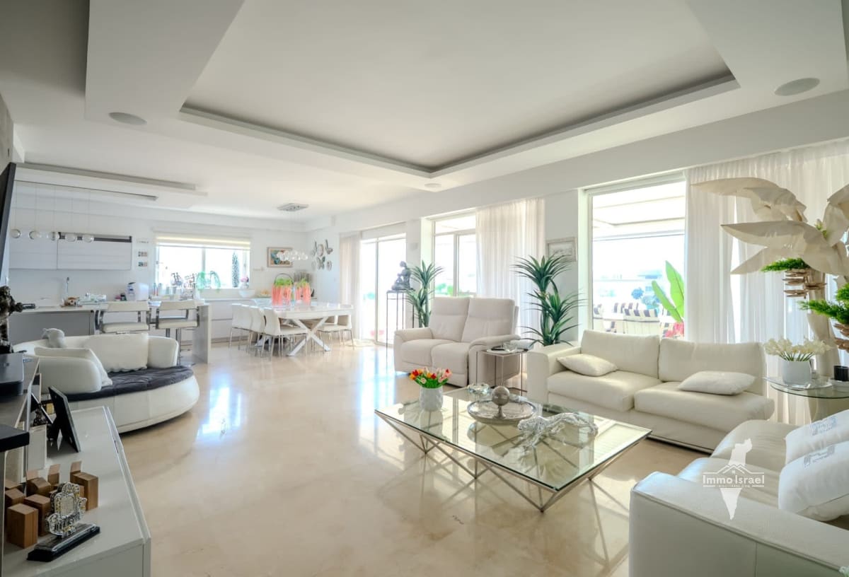 4-room mini penthouse for sale on Sderot Levi Eshkol, Tel Aviv