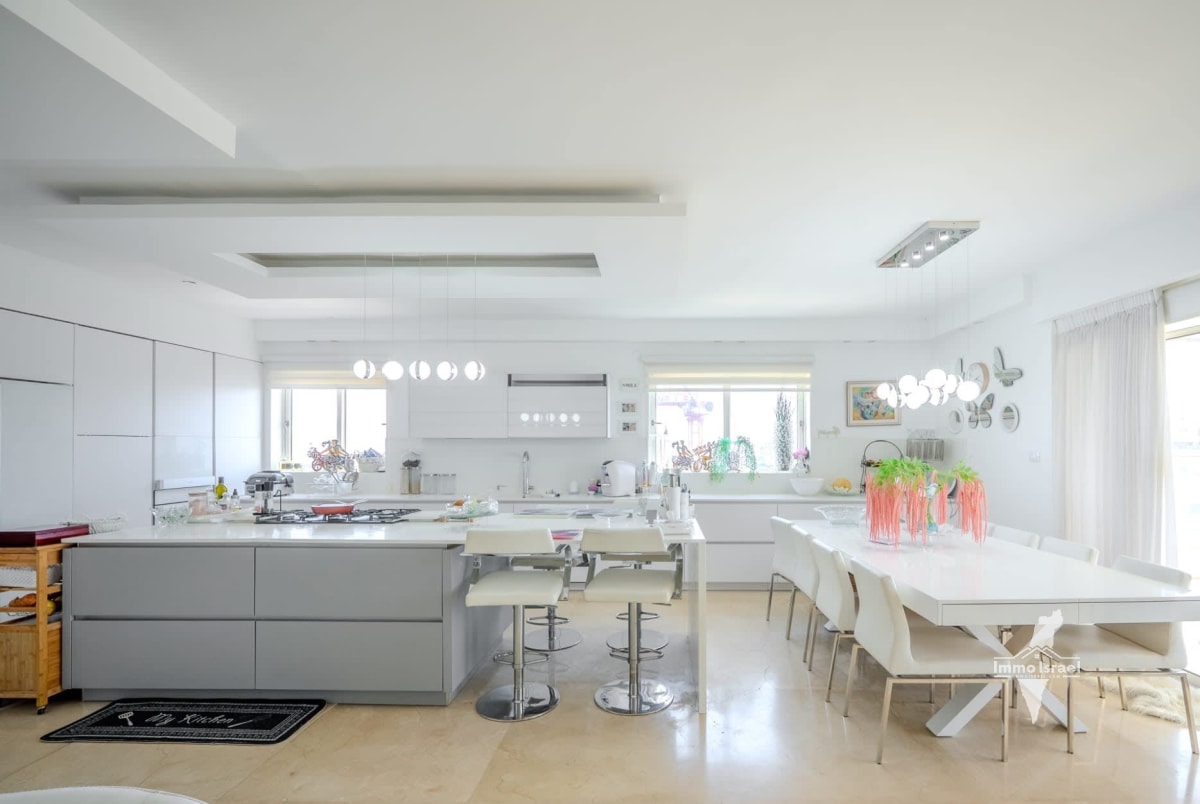 4-room mini penthouse for sale on Sderot Levi Eshkol, Tel Aviv