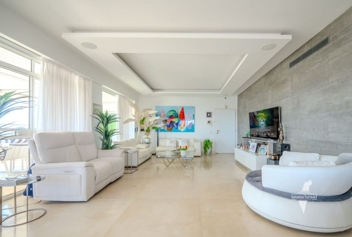 4-room mini penthouse for sale on Sderot Levi Eshkol, Tel Aviv