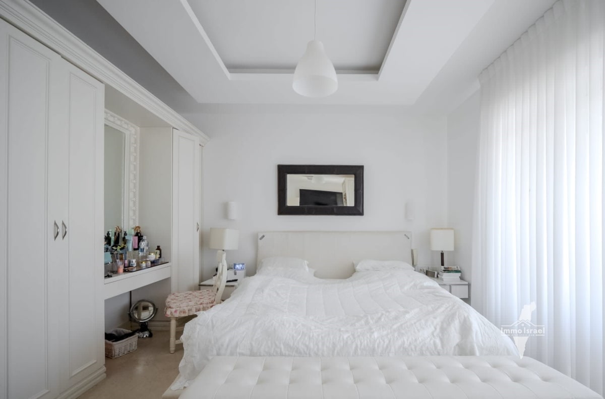 4-room mini penthouse for sale on Sderot Levi Eshkol, Tel Aviv