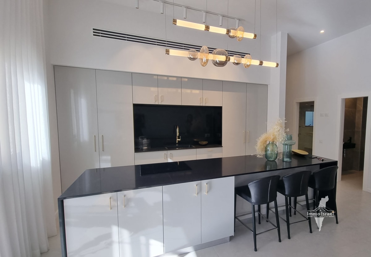 5-room penthouse for sale on Shaike Ofir Street, Kfar Yona