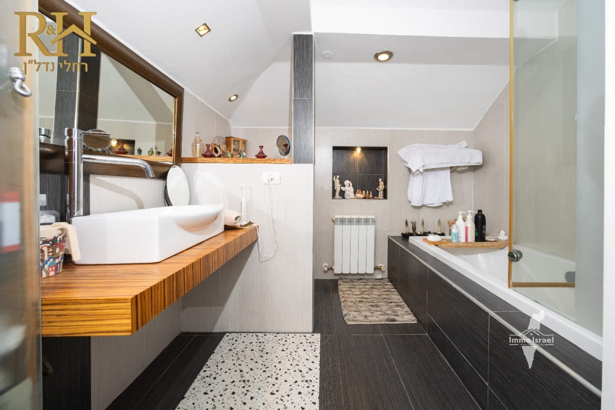 קוטג' 8 חדרים למכירה ברחוב הרימון, גבעת זאב