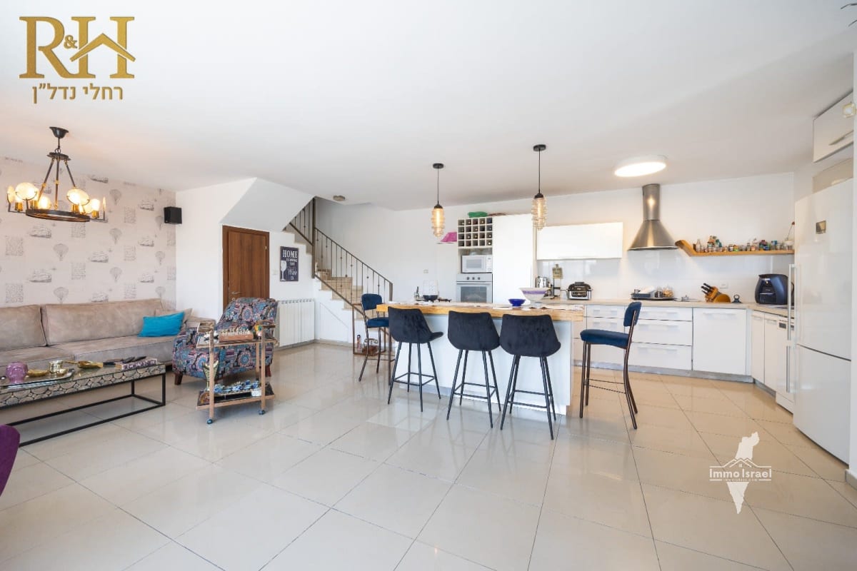 קוטג' 8 חדרים למכירה ברחוב הרימון, גבעת זאב