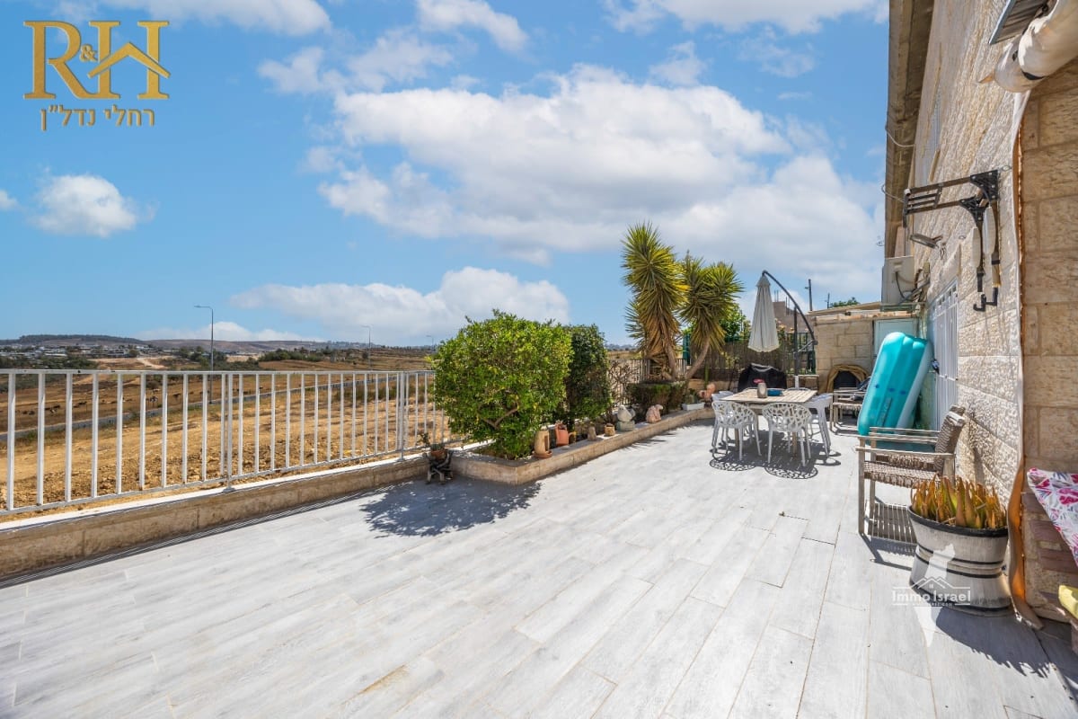 קוטג' 8 חדרים למכירה ברחוב הרימון, גבעת זאב