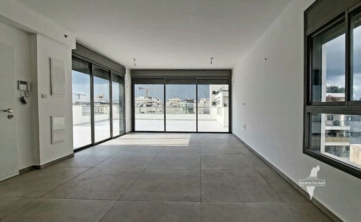 4-room penthouse for sale on Ha-Galil Street, Ra'anana