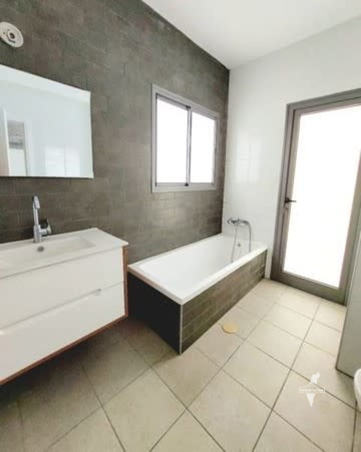4-room penthouse for sale on Ha-Galil Street, Ra'anana
