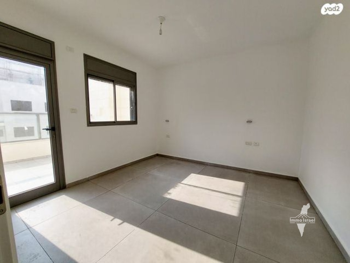 4-room penthouse for sale on Ha-Galil Street, Ra'anana