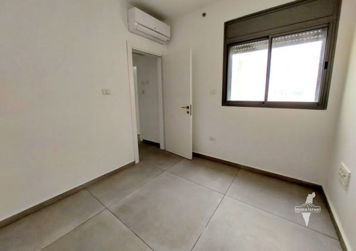 4-room penthouse for sale on Ha-Galil Street, Ra'anana