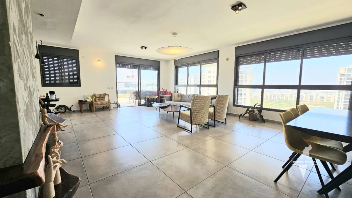 6-room penthouse for sale in Ganim Tsafon neighborhood, Ganei Tikva