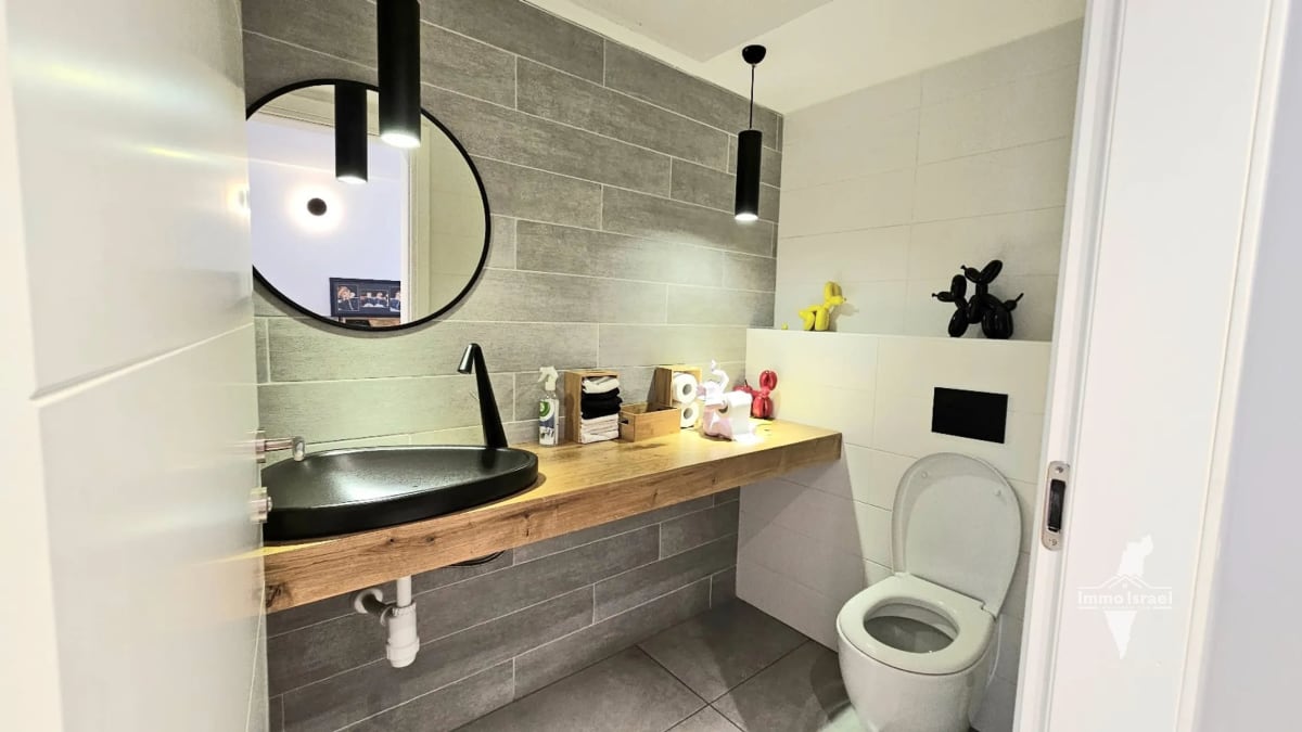 6-room penthouse for sale in Ganim Tsafon neighborhood, Ganei Tikva