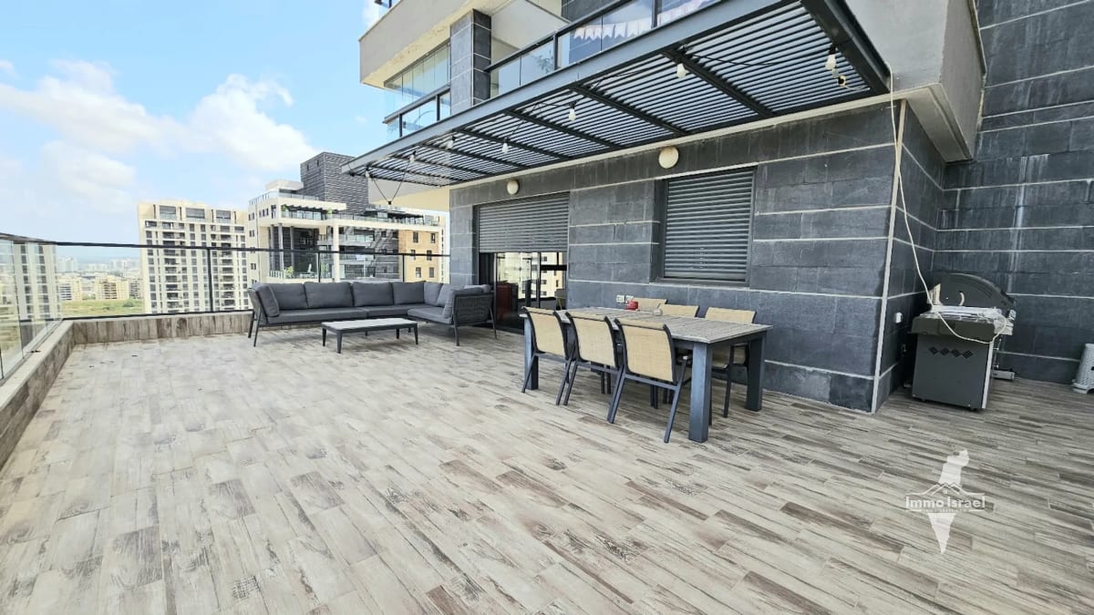 6-room penthouse for sale in Ganim Tsafon neighborhood, Ganei Tikva